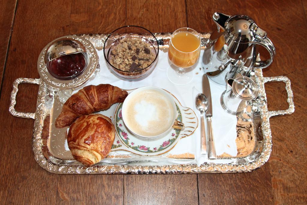 Chateau Du Breuil Bed & Breakfast Gevrolles Exterior photo