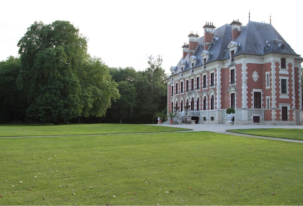 Chateau Du Breuil Bed & Breakfast Gevrolles Exterior photo