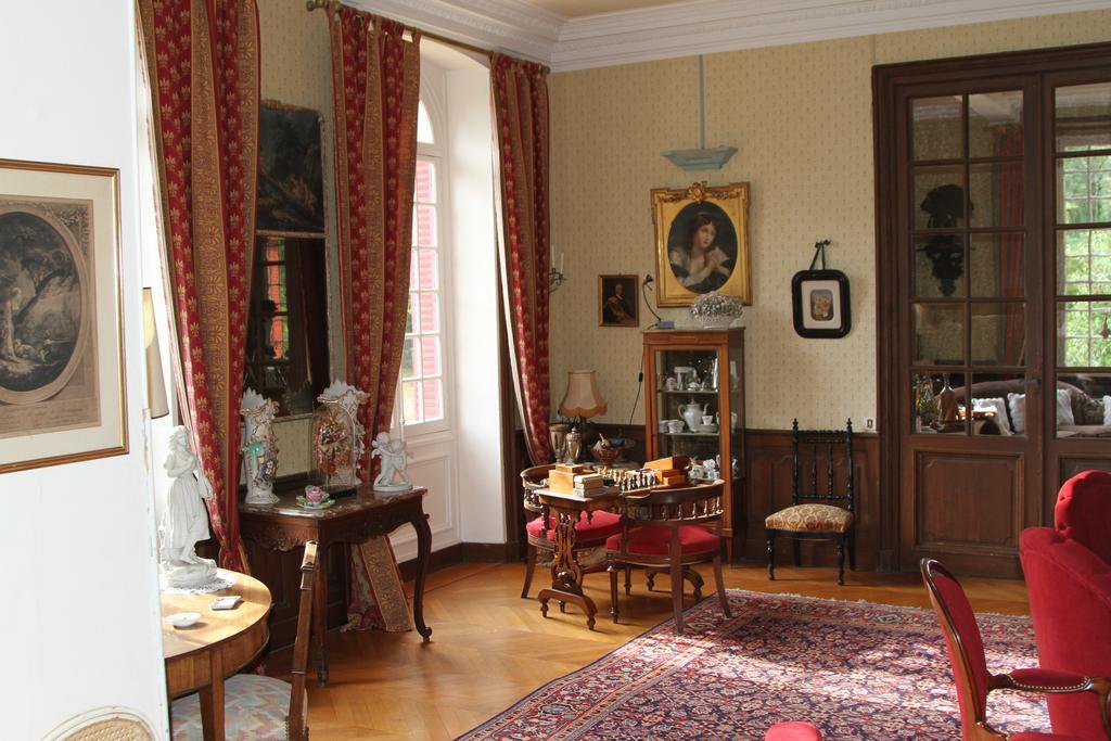 Chateau Du Breuil Bed & Breakfast Gevrolles Exterior photo