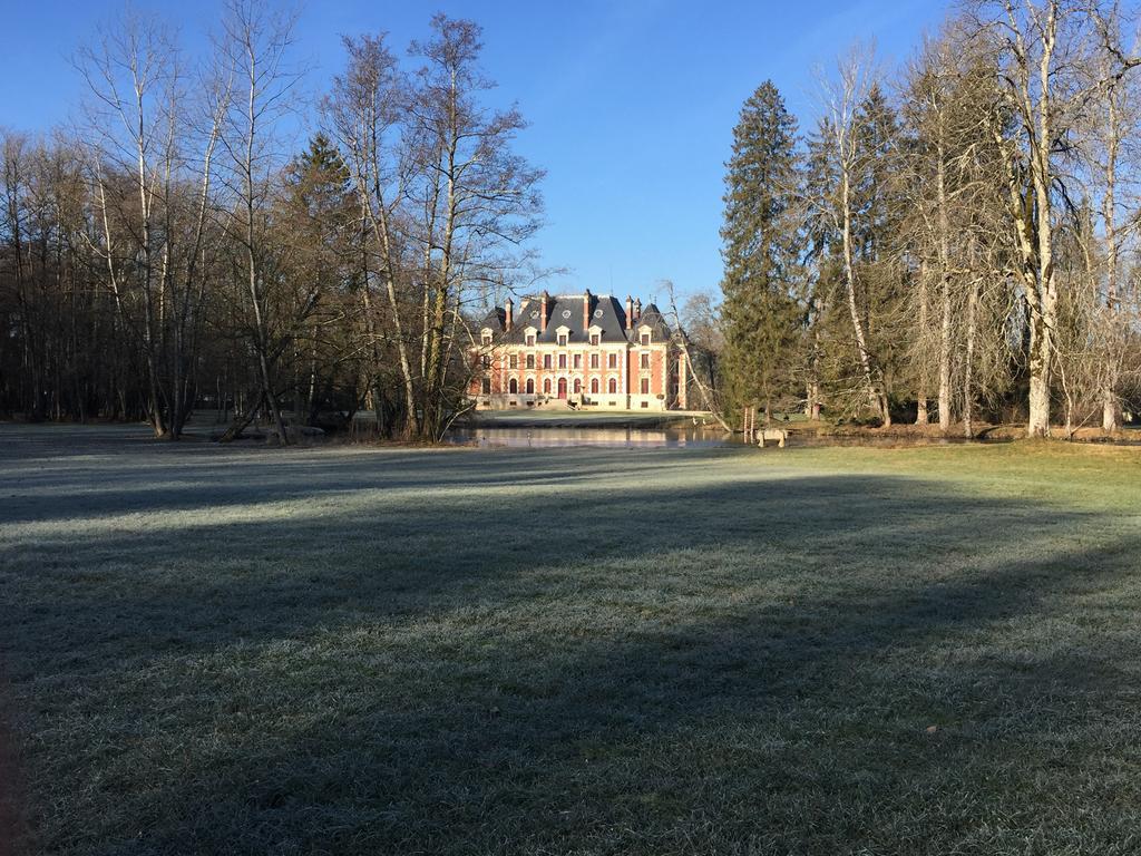 Chateau Du Breuil Bed & Breakfast Gevrolles Exterior photo