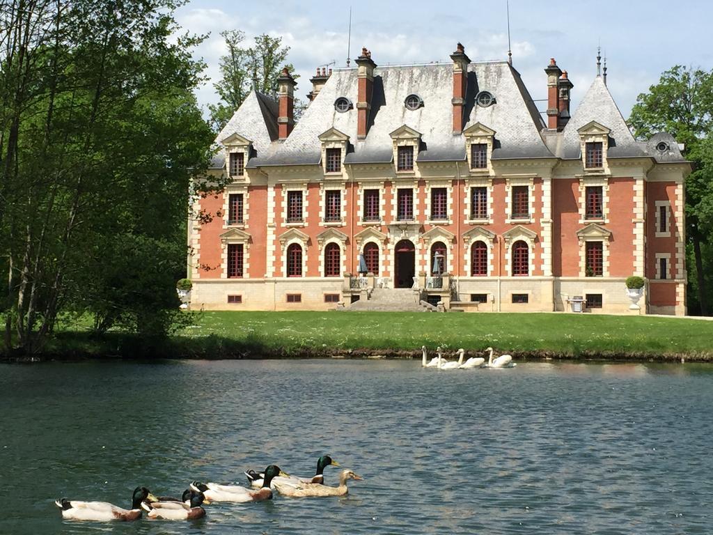 Chateau Du Breuil Bed & Breakfast Gevrolles Exterior photo